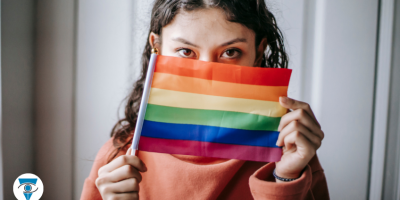 Foto de una chica con la bandera del LGBT