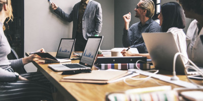 personas trabajando en una oficina