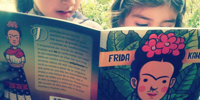 Nenas leyendo un cuento sobre Frida