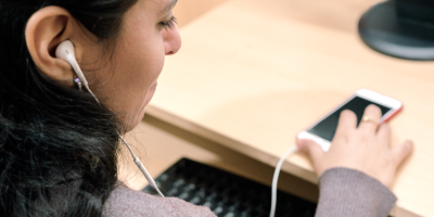 Una persona con discapacidad visual accede a través de su celular a la lectura de un libro en formato digital accesible