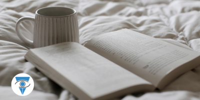 imagen de un libro abierto y una taza a su lado