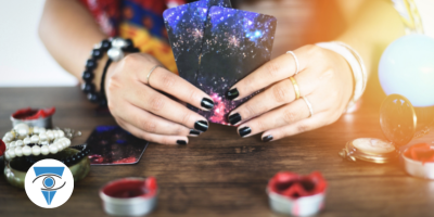 Foto de dos manos sosteniendo cartas