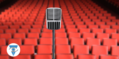 Un micrófono en medio de un teatro.