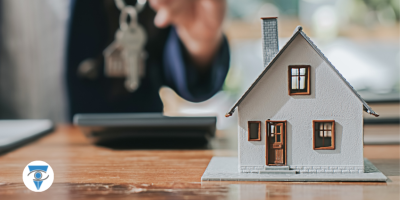 Casita pequeña arriba de un escritorio