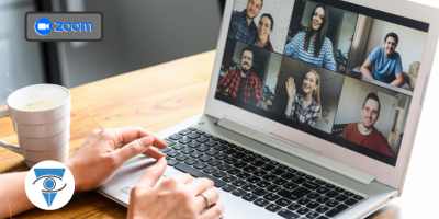 Una persona en una videollamada en su computadora personal.