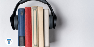 foto de un libro con auriculares