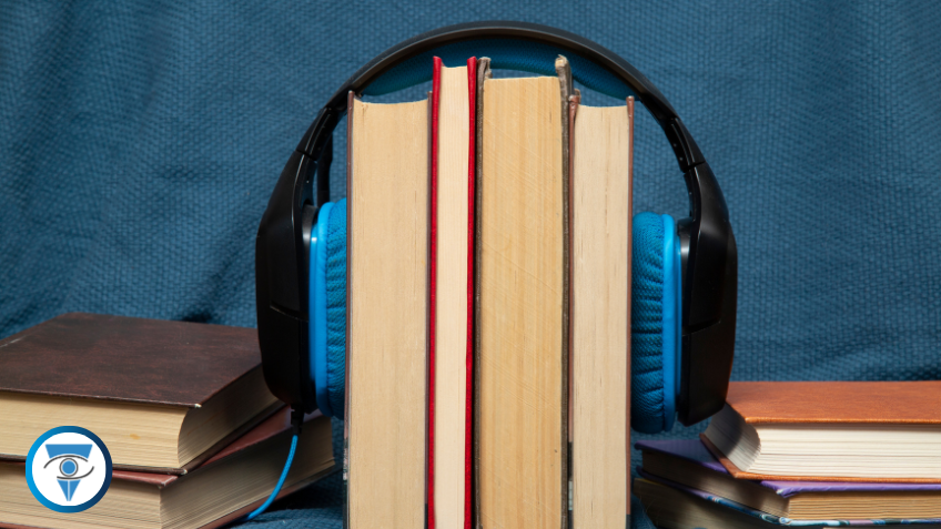 Foto de auriculares colocados sobre varios libros.